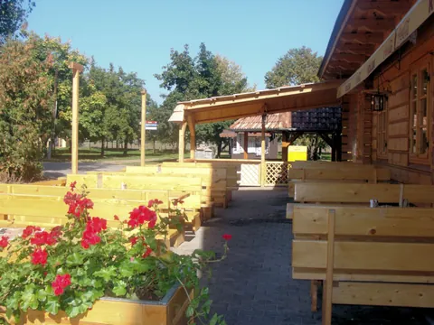 Koliba Senec – exteriér a terasa